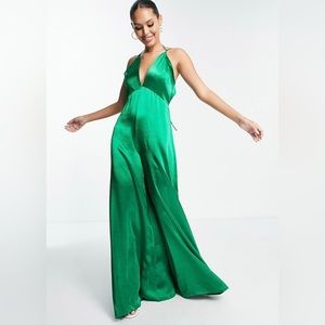 • Plunge neck
• Strappy, tie back
• Zip-back fastening
• Wide leg
• Regular fit